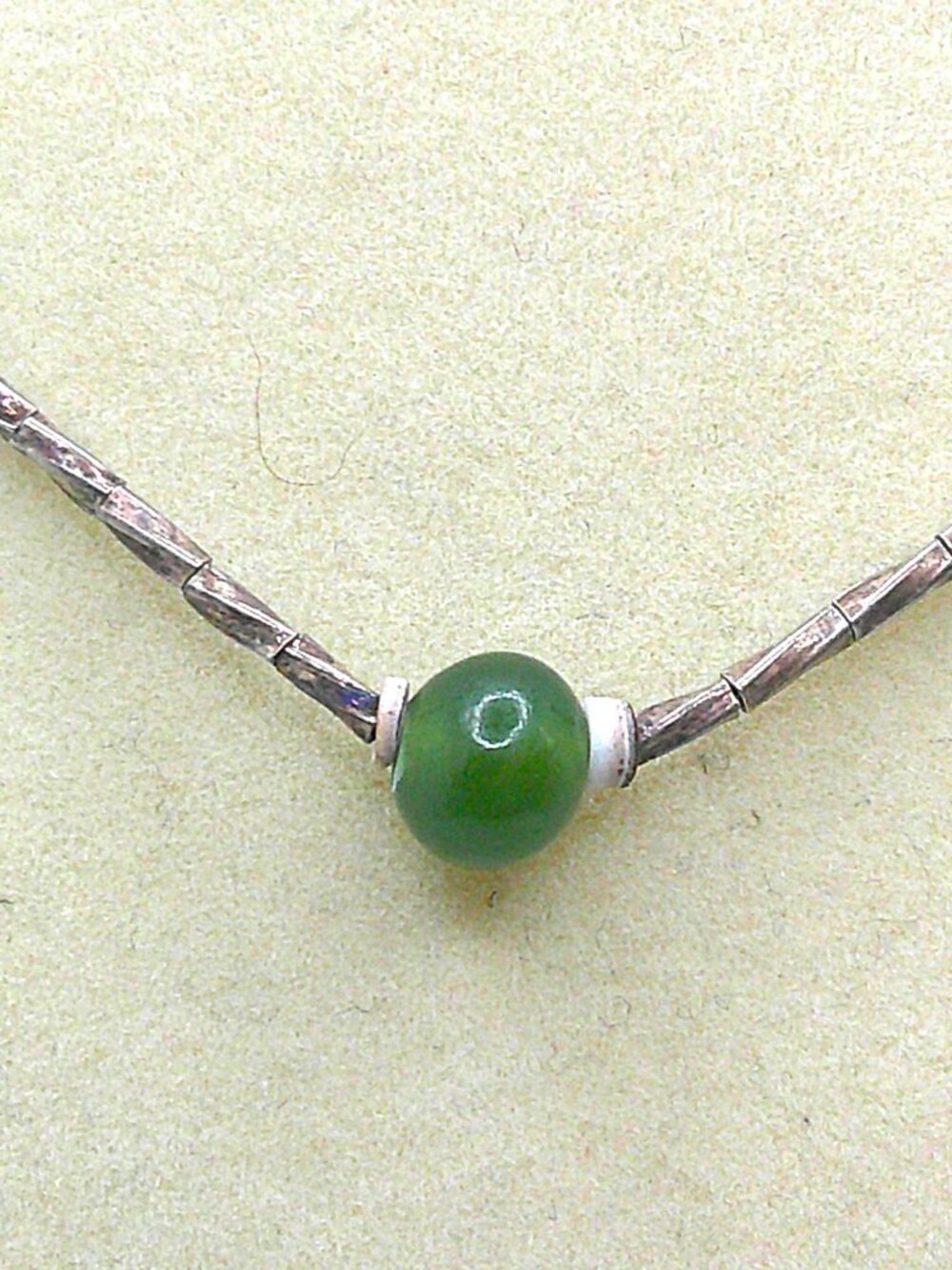 Two Vintage Single Strand Necklaces. Silver With Green Stones - Picture 3 of 10